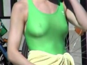 Candid Tits Of Amateur Are Wrapped Into The Green Swimsuit 03i