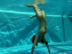 Sexy Underwater Solo Show Of Long Haired Amateur Babe Is Worth Watching
