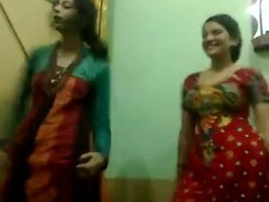 Pakistani Hot NOT Aunties Enjoy Dance
