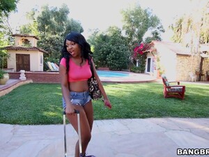 Outdoors Video Of Ebony Babe Nikki Ford Sucking A Giant Cock