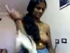 Hot Southindian Aunty Show Her Assests
