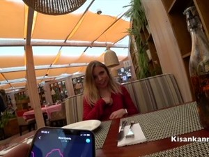Молодая девушка получила оргазм в ресторане! Публичное кончание! Lovense