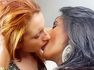 Kissing,Lesbian